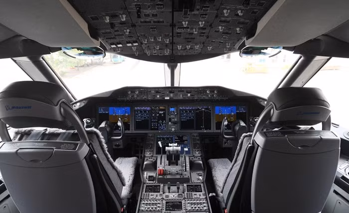 Buồng lái trên máy bay Boeing 787-10 có nhiều điểm khác biệt với các dòng máy bay hiện đại khác cũng của Boeing. Ảnh: Zing