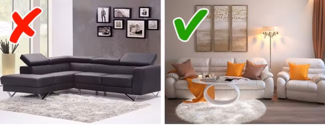 Sofa góc ở nhà phố hay chung cư có thể khiến căn phòng sẽ khá nặng nề và chật chội. Thay vào đó, hãy dùng sofa văng, thêm chiếc bàn cà phê để thấy góc phòng khách đẹp hơn.