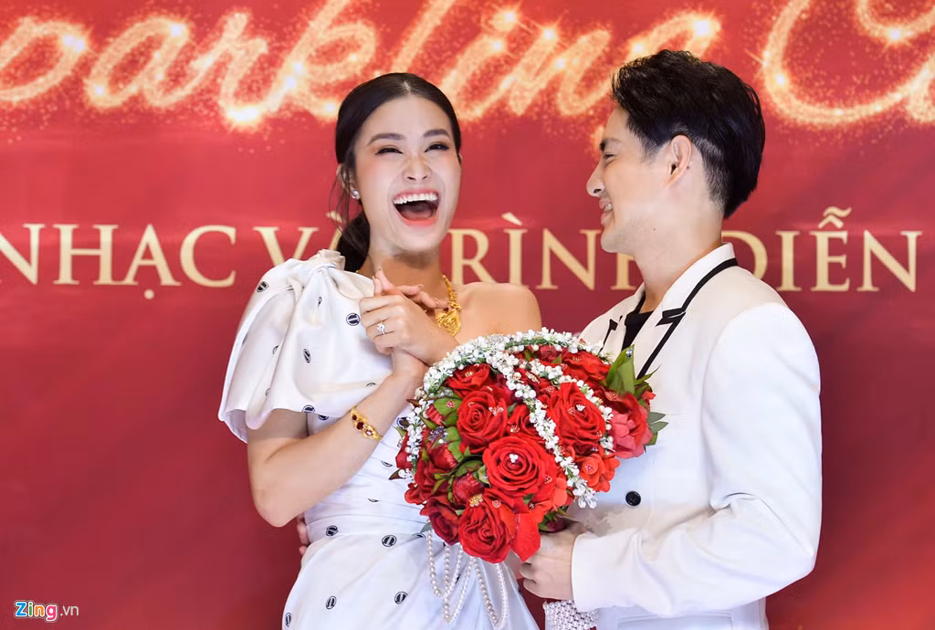 Tối 19/10, tại số 5 Lê Duẩn (Hà Nội), Ông Cao Thắng làm “tan chảy” người hâm mộ khi tặng vợ sắp cưới bó hoa trị giá hàng trăm triệu đồng. Ảnh: Zing.