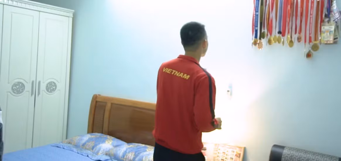 Trong phòng ngủ, Hùng Dũng treo nhiều huy chương đã đạt được trong suốt những năm qua. Ảnh: Nhadeptv.