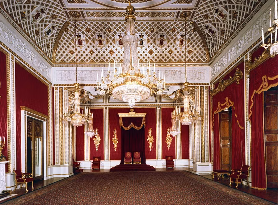 Phòng thiết triều (Throne Room) là nơi diễn ra các nghi lễ ngoại giao. Những bức ảnh chụp đám cưới hoàng gia cũng được treo tại phòng này.