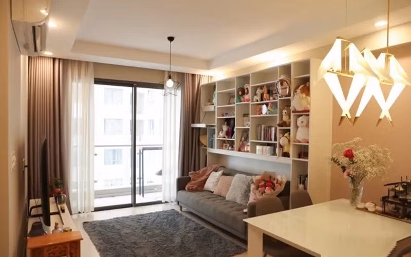 Hoàng Oanh được khán giả biết đến sau khi đạt giải Á hậu Hoa hậu Phụ nữ Việt Nam qua ảnh 2012. Cô hiện sống trong một căn hộ chung cư 66m2 tại quận 4 (TP HCM). Ảnh: Giadinhnet.