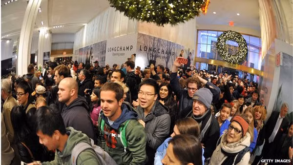Trong ngày Black Friday, có không ít người Mỹ phải chờ từ 4h sáng để mong có thể “tậu” cho mình một món đồ giá rẻ.