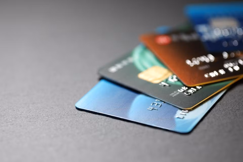 Vì thế, hãy cân nhắc những điều sau, trước khi có ý định rút tiền mặt bằng thẻ tín dụng.