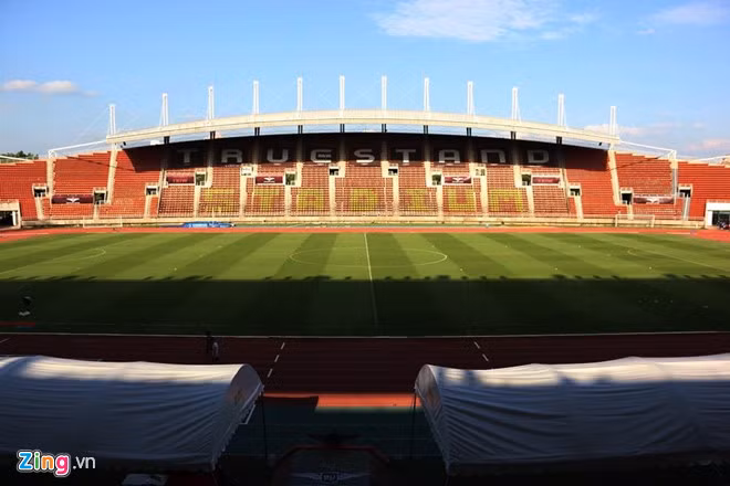 Sân Thammasat khánh thành năm 1998 để phục vụ cho Asian Games. Ngoài bóng đá, sân vận động còn trở thành mái nhà để các vận động viên điền kinh, sinh viên trường Đại học Thammasat tập luyện. Ảnh: Zing.