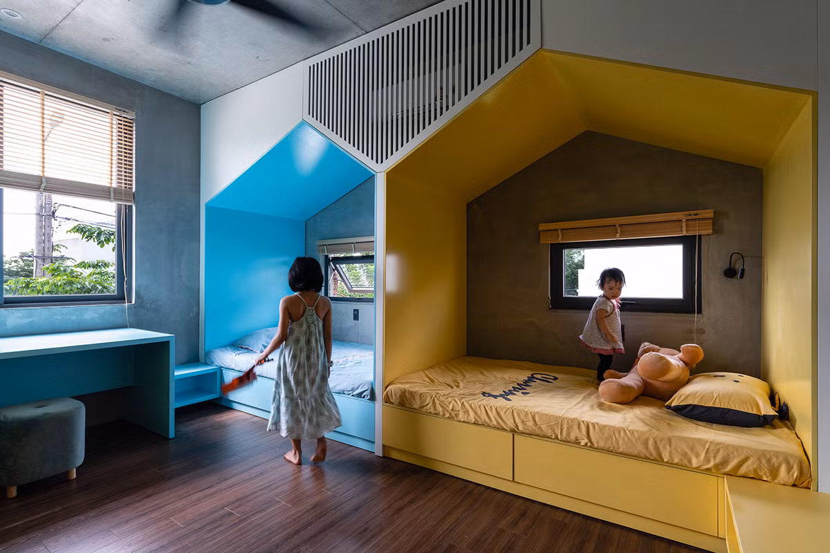Phòng ngủ dành cho bạn nhỏ trang trí nhiều màu sắc sặc sỡ.