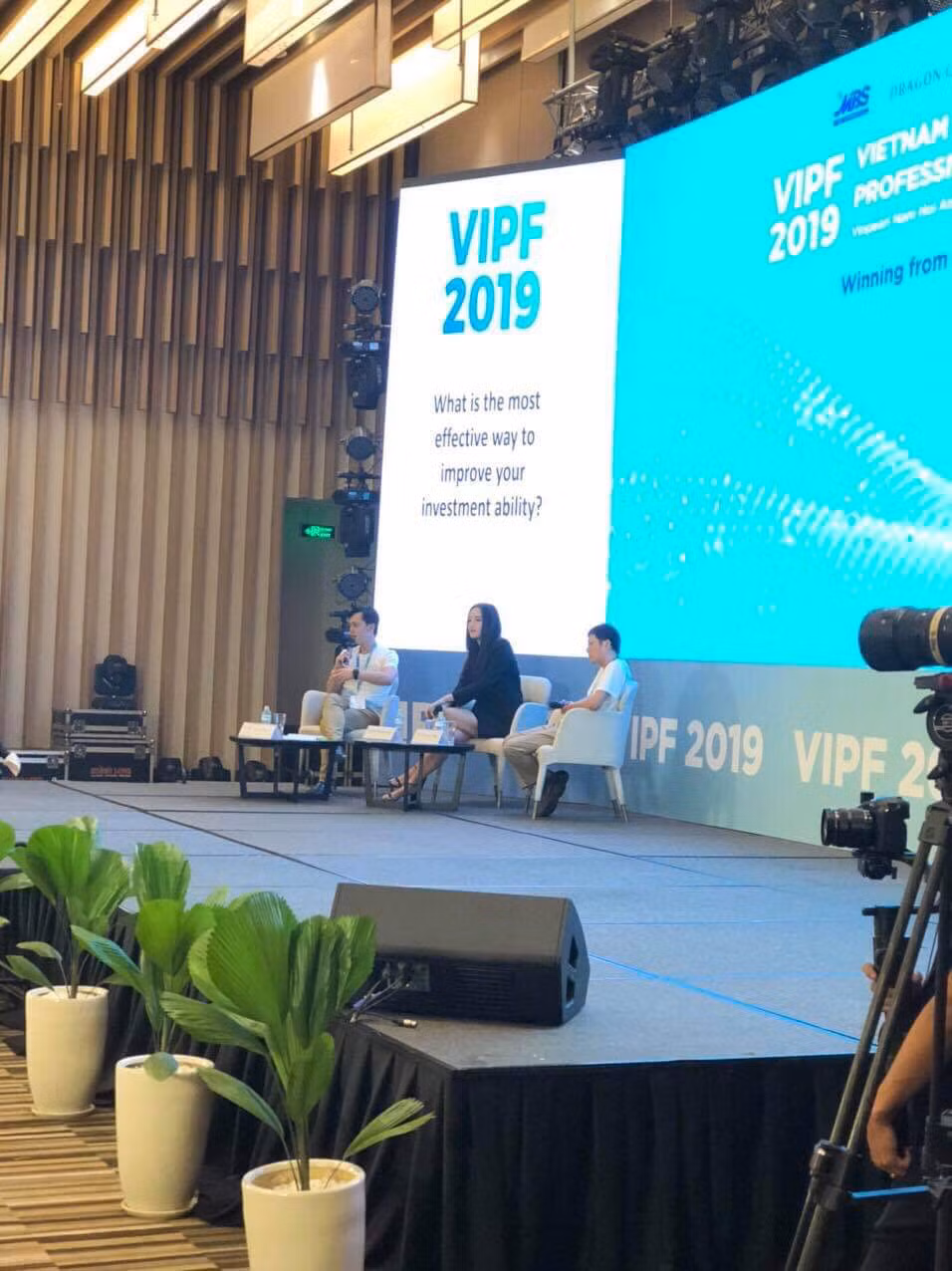 Tại Diễn đàn Đầu tư Việt Nam - Vietnam Investment Professionals Forum (VIPF) năm 2019 mới đây, Hoa hậu Mai Phương Thúy có những chia sẻ về cách hiệu quả nhất để phát triển khả năng đầu tư. Ảnh: Vietnambiz.