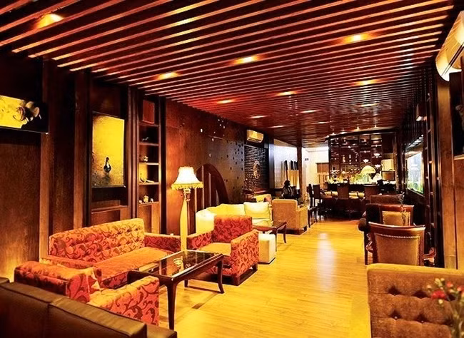 Tầng 2 và tầng 3 được sử dụng để kinh doanh dịch vụ đồ uống. Còn lại là trụ sở của công ty giải trí do Mỹ Tâm sở hữu. Ảnh: Khoevadep.