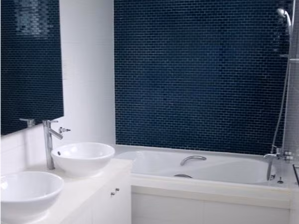 Phòng tắm hiện đại. Nguồn ảnh: BI Video: Lãng phí hàng trăm biệt thự “ma” ở Sài Gòn. Nguồn: VTC1.