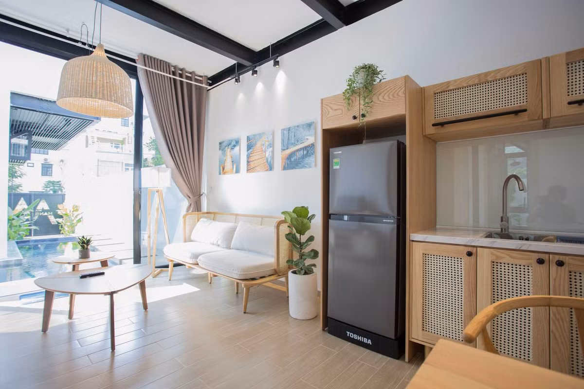 Phía trước là ngôi nhà cho thuê với 2 phòng ngủ, đầy đủ các trang trang thiết bị, có phòng khách và cả nhà bếp.