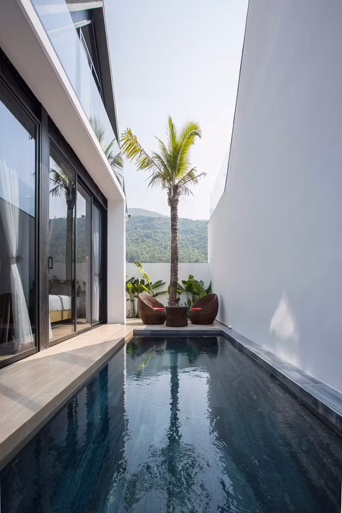 Trong nhà còn có bể bơi mát mẻ cho gia chủ thư giãn. Nguồn ảnh: Archdaily.