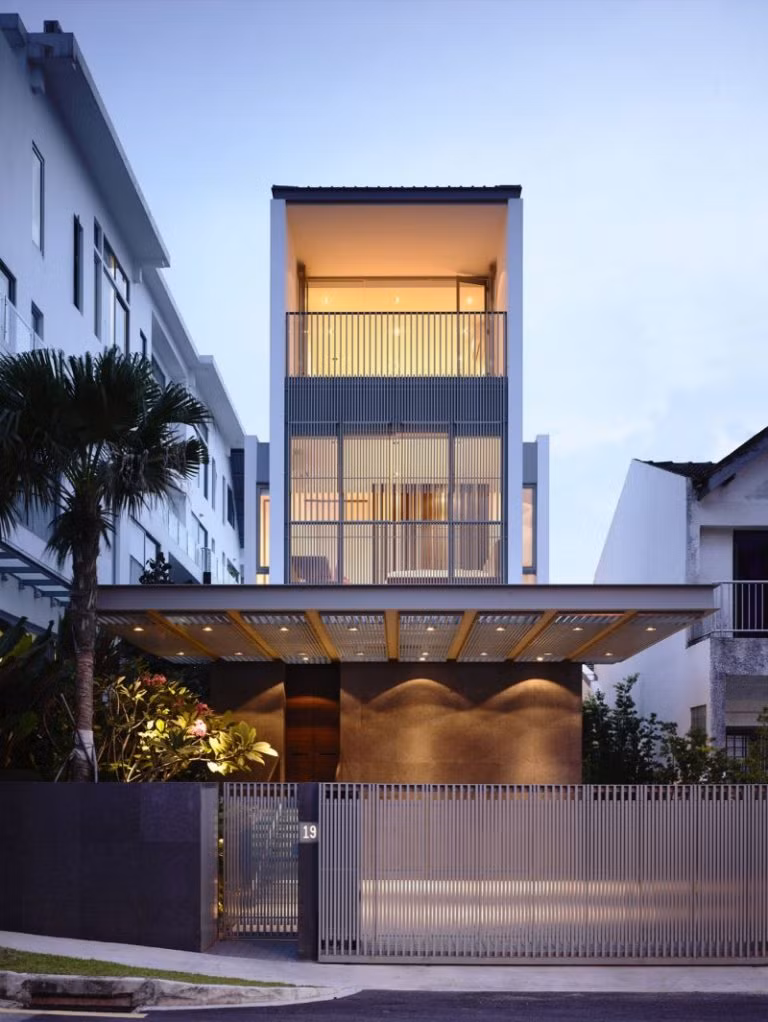 Mẫu nhà 3 tầng với không gian thiết kế ngoài trời rộng, thoáng. Ảnh: Cenhomes.