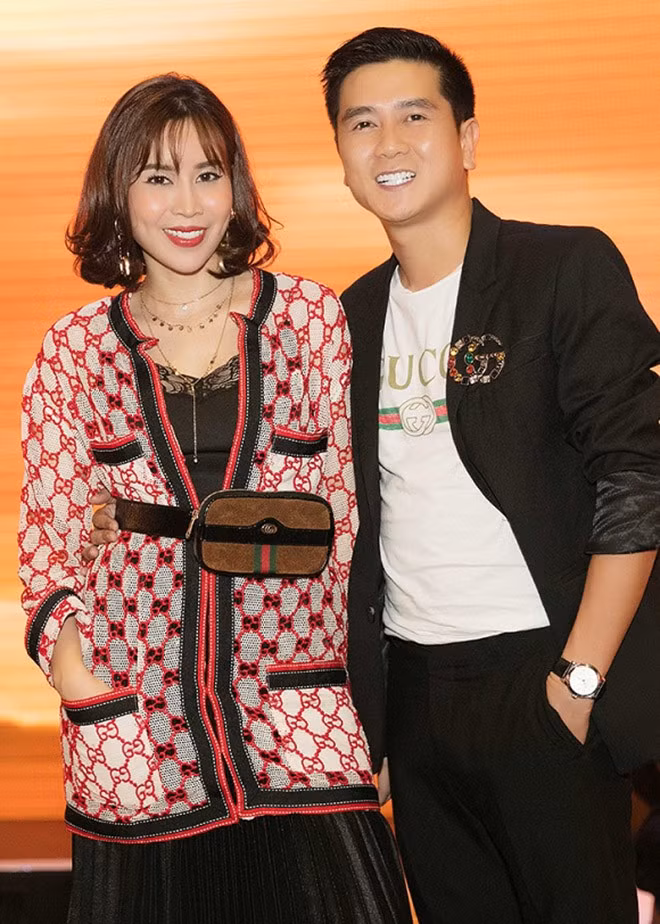 Lưu Hương Giang và Hồ Hoài Anh từng mặc cả cây hàng hiệu Gucci đi sự kiện. Riêng chiếc áo khoác của nữ ca sĩ có giá lên tới hơn 90 triệu đồng. Ảnh: Thegioitre.
