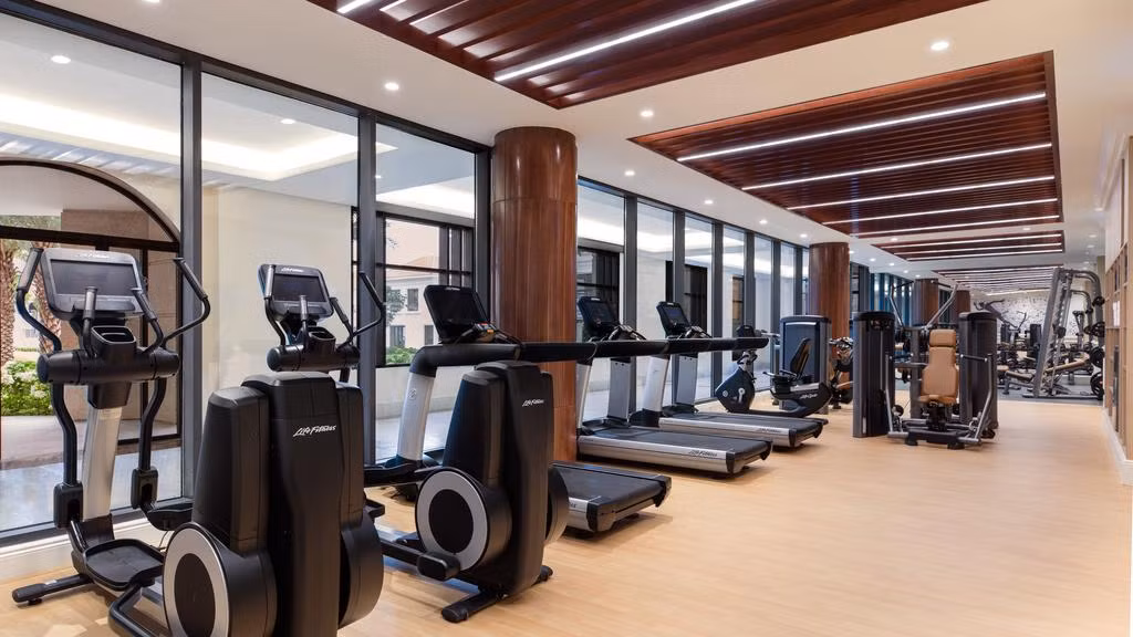 Trong khuôn viên còn có trung tâm thể dục đầy đủ trang thiết bị hiện đại. Ảnh: Booking.