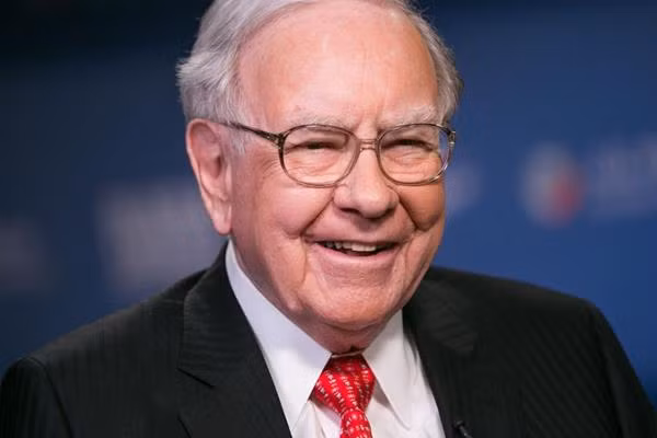 Điểm yếu của ông trùm đầu tư Warren Buffett lại liên quan mật thiết đến công việc, đó là chậm chạp trong việc thay đổi nhân sự. Lý do là vì ông rất thích đội ngũ quản lý của mình.