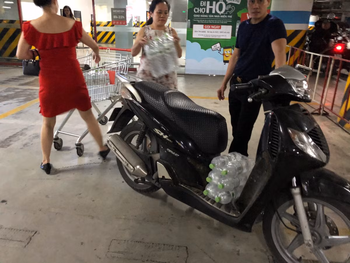 Cảnh tượng chưa từng có ở HN: Nước sinh hoạt nhiễm hoá chất, người dân "ùn ùn" mua nước đóng chai Canh tuong chua tung co o HN: Nuoc sinh hoat nhiem hoa chat, nguoi dan