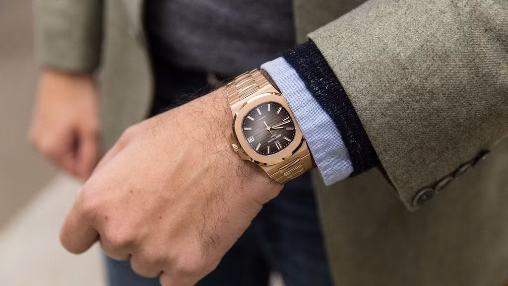 Dù bán tiền tỷ nhưng với đồng hồ Patek Philippe thì giá mà ông Đoàn Ngọc Hải đưa ra vẫn còn "mềm" so với độ xa xỉ của nó. Patek Philippe được mệnh danh là “vua” của các loại đồng hồ xa xỉ trên thế giới.