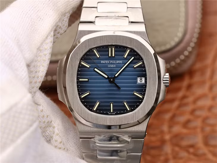 Ngoài chức năng xem giờ thông thường, đồng hồ Patek Philippe còn hiển thị lịch vạn niên, có thể xem chu kỳ mặt trăng, xem giờ ở khắp mọi nơi trên thế giới, xem đường chân trời thành phố New York.
