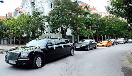 Đám cưới của Hoa hậu biển nức tiếng Hà thành gây xôn xao với dàn siêu xe gồm 30 chiếc thuộc các hãng cao cấp như Bentley Continental GT, Porsche Cayenne, Lamborghini Murcielago, Chrysler 300C limousine...