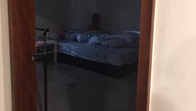 Het hon thay “bong ma” trong phong con trai, bo bat cuoi khi biet su that