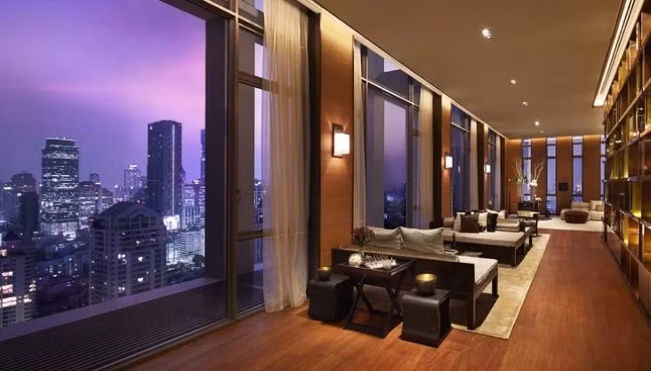 The Sukhothai Residence ở Bangkok (Thái Lan) là một trong những tòa nhà chung cư cao cấp lớn nhất châu Á. Căn penthouse của tòa nhà ước tính có giá trị thị trường khoảng 50 triệu USD.