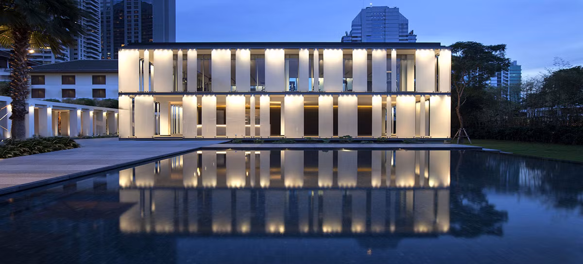 Với 1.182 m2, penhouse gồm 2 tầng, có sân thượng và một hồ bơi tuyệt đẹp nhìn ra Thủ đô Bangkok.
