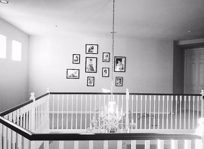Góc cầu thang nối các tầng được trang trí bằng rất nhiều ảnh của Phạm Hương. Ảnh: FBNV.