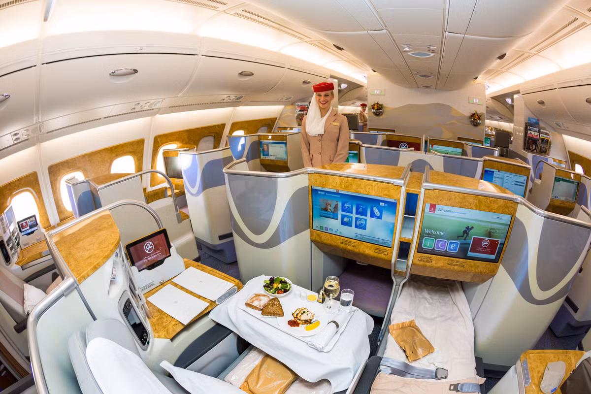 Tiếp viên khoang hạng nhất hãng Emirates không cần bằng đại học nhưng phải đáp ứng tiêu chuẩn này Tiep vien khoang hang nhat hang Emirates khong can bang dai hoc nhung phai dap ung tieu chuan nay