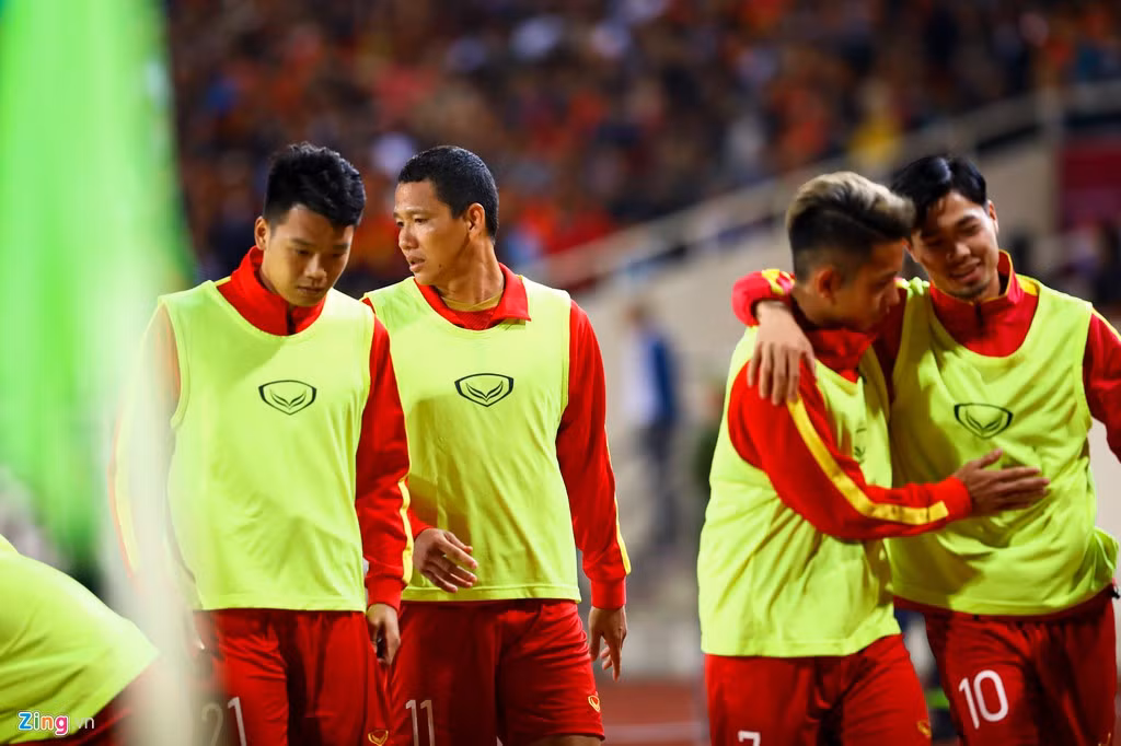 Anh ghi 4 bàn ở AFF Cup trong đó có pha lập công quyết định tại Mỹ Đình trước Malaysia, giúp tuyển Việt Nam lần thứ hai vô địch khu vực. Với các đàn em, Anh Đức là tượng đài của sự chuyên nghiệp và bền bỉ.