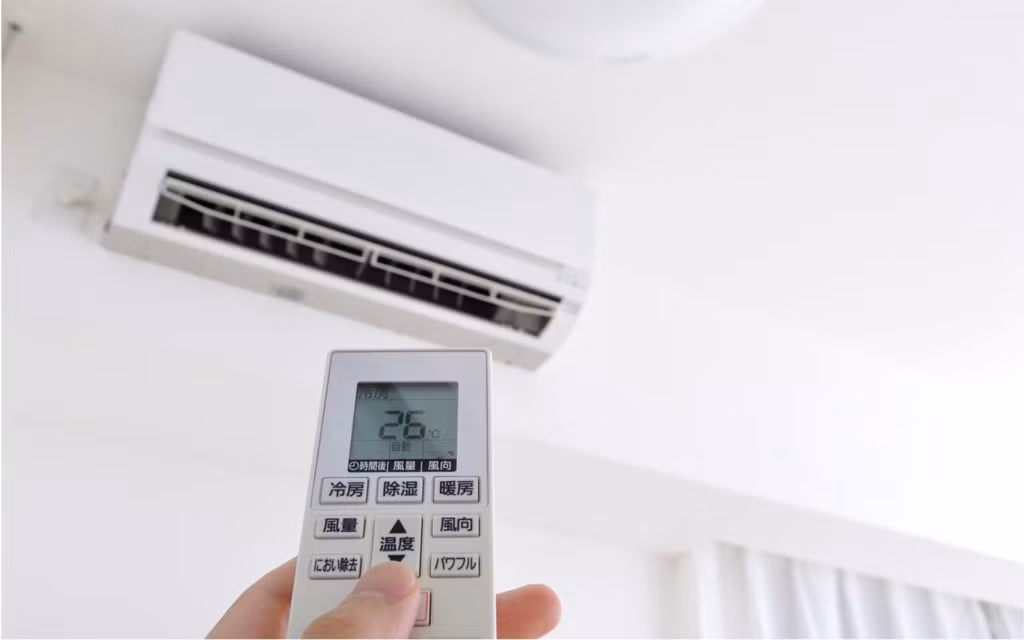 Người Nhật có thói quen tiết kiệm năng lượng tối đa. Vào mùa hè, họ không làm mát cả khu nhà mà chỉ tập trung làm mát ở khu vực có người. Khi trời chuyển rét người Nhật không bật điều hoà hay máy sưởi ở toàn bộ nhà mà chỉ bật ở những phòng có người.