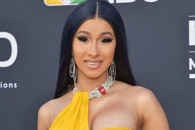 Cuối tháng 9, tham gia chương trình Untold Stories of Hip Hop, Cardi B trải lòng về lần bị một nhiếp ảnh gia quấy rối tình dục khi mới vào nghề. "Trong một buổi chụp hình, hắn ta đến gần, cởi quần ra và hỏi tôi có muốn nổi tiếng hay không. Lúc ấy tôi đã rất tức giận và la hét, mắng vào mặt gã ta", cô nói. Rapper đình đám không tiết lộ danh tính người này song cô tâm sự rằng sẽ không bao giờ quên được cuộc gặp gỡ đáng sợ đó.