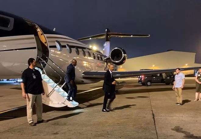 Trong chuyến đi đến Việt Nam, vợ chồng Obama sử dụng chiếc phi cơ riêng Gulfstream G650 trị giá khoảng 65 triệu USD. Theo Business Insider, đây là dòng máy bay riêng nhanh nhất thế giới với cabin rộng, dài và cao nhất trong các dòng máy bay cùng loại. Máy bay có sức chứa 8 hành khách và 4 thành viên phi hành đoàn.