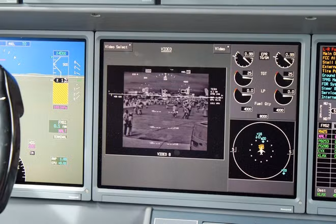 Ngoài ra, một camera dưới mũi máy bay giúp họ có thể nhìn thấy những gì bên dưới máy bay.