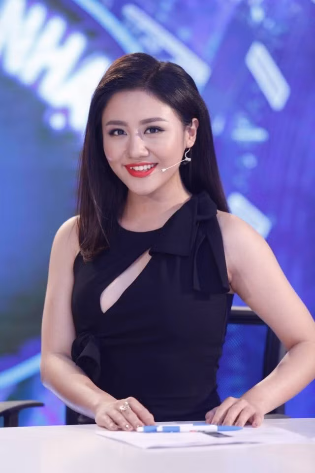 Văn Mai Hương cũng sở hữu bộ sưu tập hàng hiệu gồm: trang phục, túi xách, giày dép, trang sức... không thua kém nghệ sĩ 9x nào trong showbiz Việt. Ảnh: Giadinhnet.