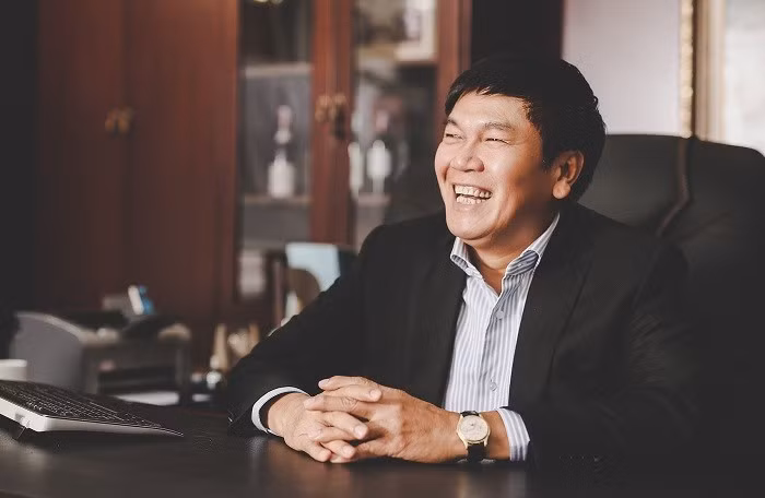 Bà Vũ Thị Hiền, vợ của ông Trần Đình Long – Chủ tịch Tập đoàn Hòa Phát có thể gọi là người phụ nữ “giàu có và bí ẩn” nhất sàn chứng khoán. Bà Hiền đang sở hữu khối tài sản lên tới 4.334 tỷ đồng.
