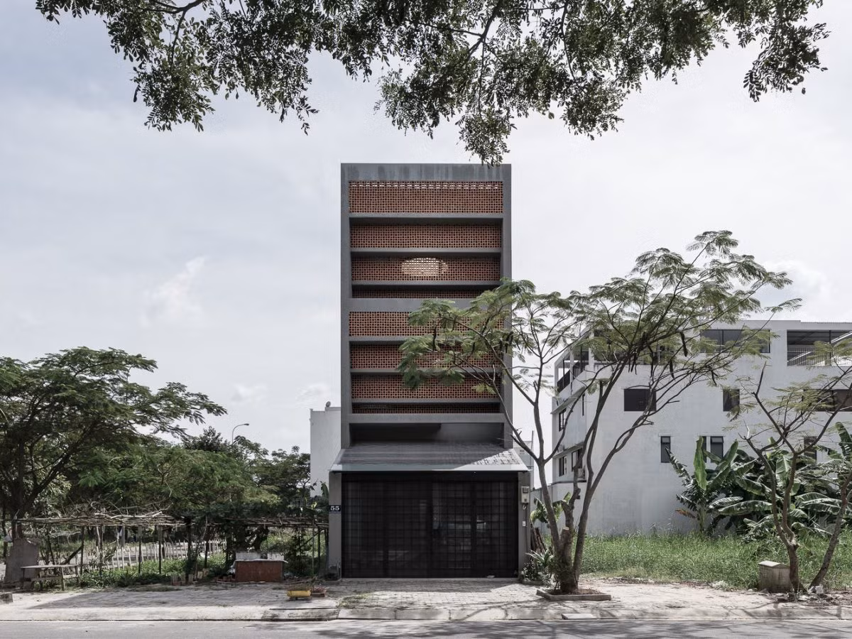 Toạ lạc tại một khu dân cư mới phát triển nằm ở vùng ngoại ô TP HCM, ANHS House là thể hiện tư duy về thiết kế kiến trúc sao cho phù hợp với môi trường xung quanh có rất nhiều kênh rạch và đất trống đầy cỏ dại.