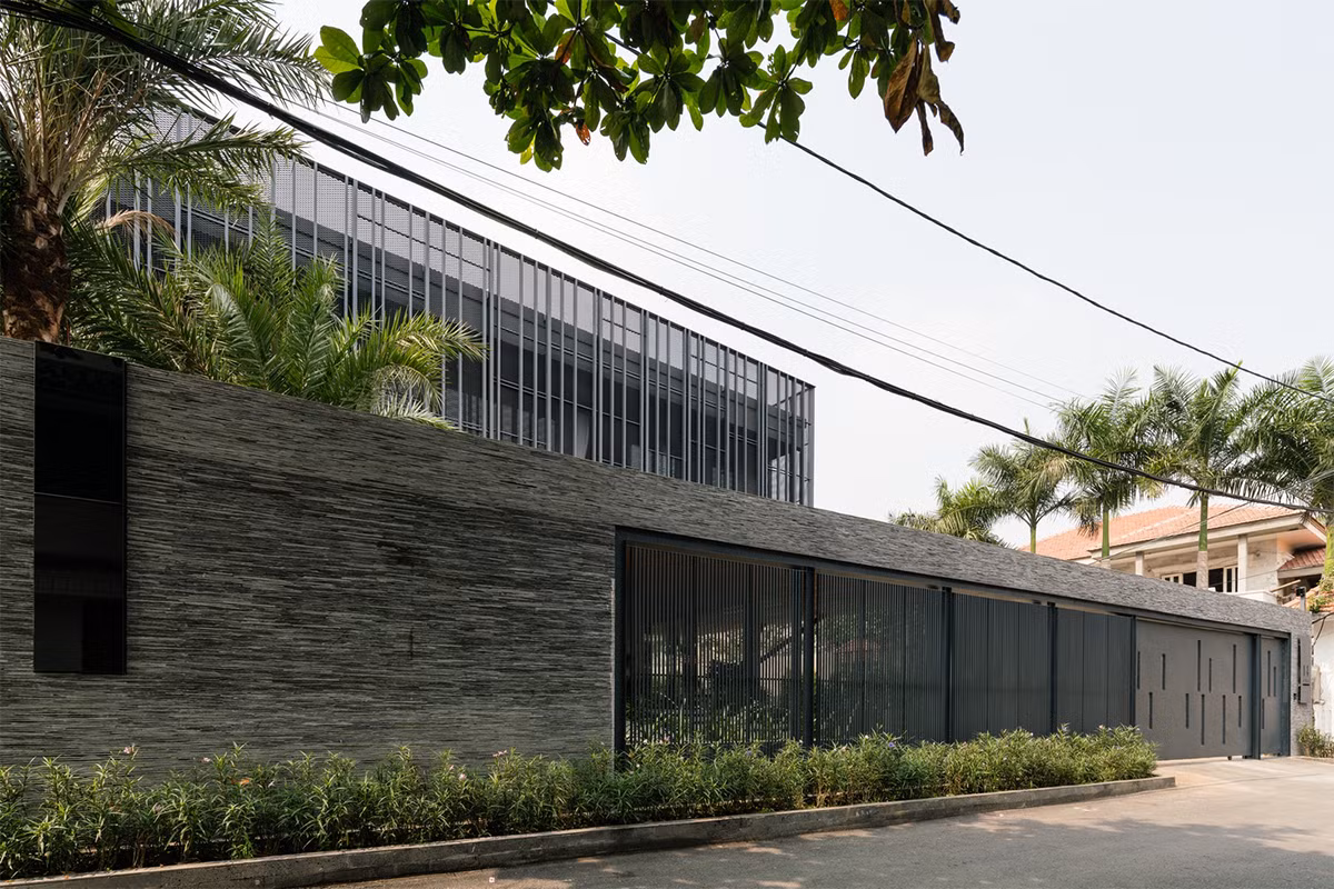 Villa 911 là ngôi nhà mang đậm hơi hướng kiến trúc đương đại hòa cùng hơi thở nhiệt đới tọa lạc tại khu dân cư thuộc phường Thảo Điền, quận 2 (TP HCM) với diện tích hơn 1000 m2.