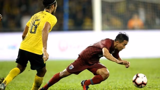 Tuyển Thái Lan được cho là tự bắn vào chân mình trong trận gặp Malaysia. Ảnh: Siam Sport.