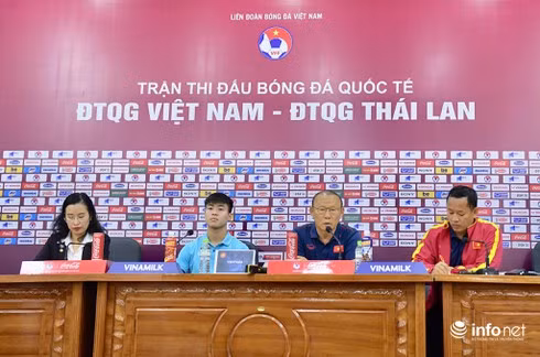 Trong buổi họp báo trước trận đấu Việt Nam - Thái Lan vào sáng 18/11, HLV Park Hang Seo đã trả lời phóng viên rằng Công Phượng sẽ ghi bàn vào ngày mai 19/11. Ảnh: Infonet.