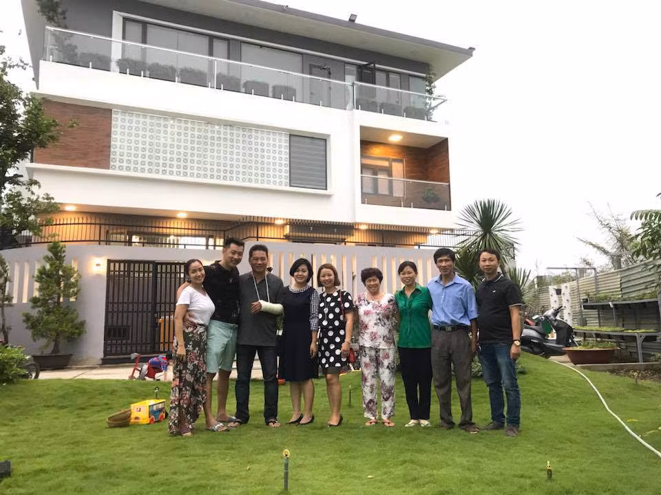 Biệt thự của Ốc Thanh Vân có khoảng sân vườn rộng rãi, thường là nơi tổ chức các bữa tiệc sum họp cùng người thân hay tiệc nướng ngoài trời cùng bạn bè. Ảnh: Khám phá.