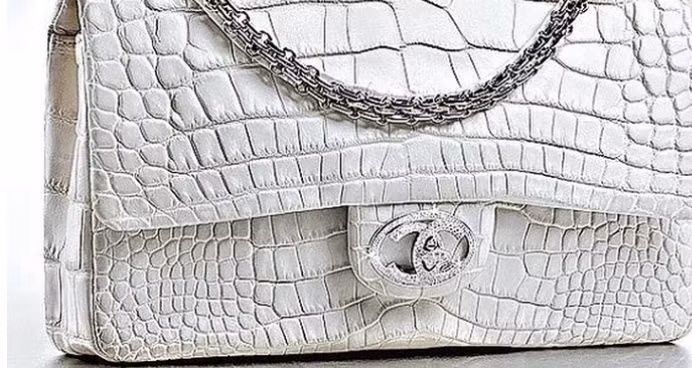 Chanel Diamond Forever làm từ da cá sấu và hơn 300 viên kim cương có giá 261.000 USD. Mẫu túi này chỉ có 13 chiếc trên thế giới.