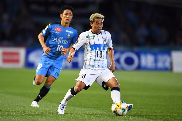 Thậm chí, Shanghai SIPG hứa sẽ trả cho Chanathip số tiền cao hơn những gì anh đang nhận được tại CLB Sapporo. "Messi Thái" được cho là lĩnh hơn 2 triệu baht (1,4 tỷ đồng) mỗi tháng. Ảnh: Foxsports.