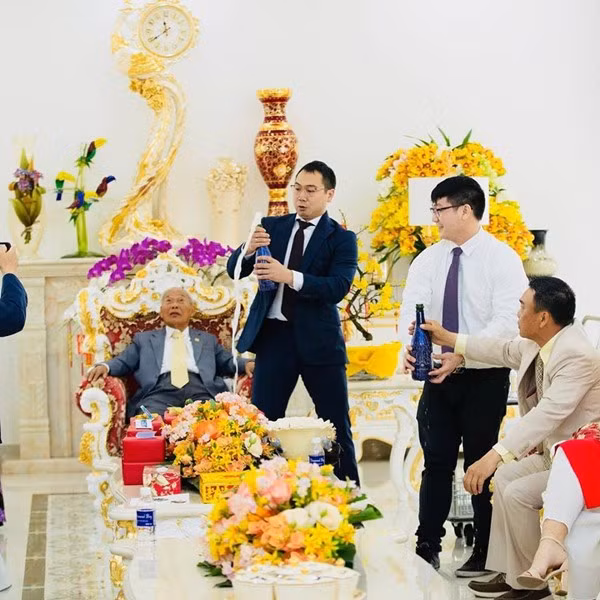 Phòng khách rộng rãi với tông màu trắng vàng. Ảnh: Khoevadep.
