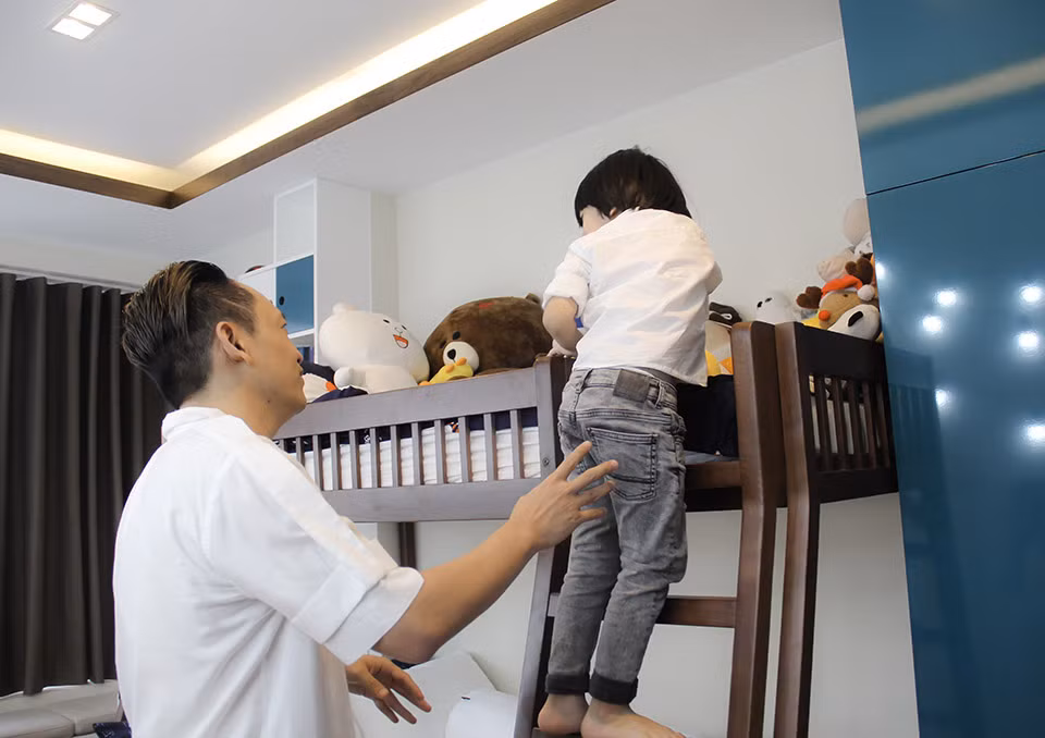 Phòng riêng của con trai Duy Mạnh có tông màu sáng với điểm nhấn là những mảng cột tường xanh dương. Ảnh: Dân Việt.