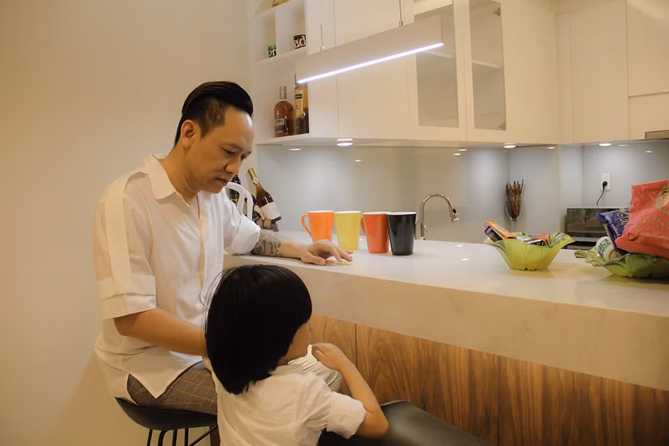 Trong bếp, ca sĩ Duy Mạnh trang bị quầy bar nhỏ để ngồi uống nước. Ảnh: Dân Việt.
