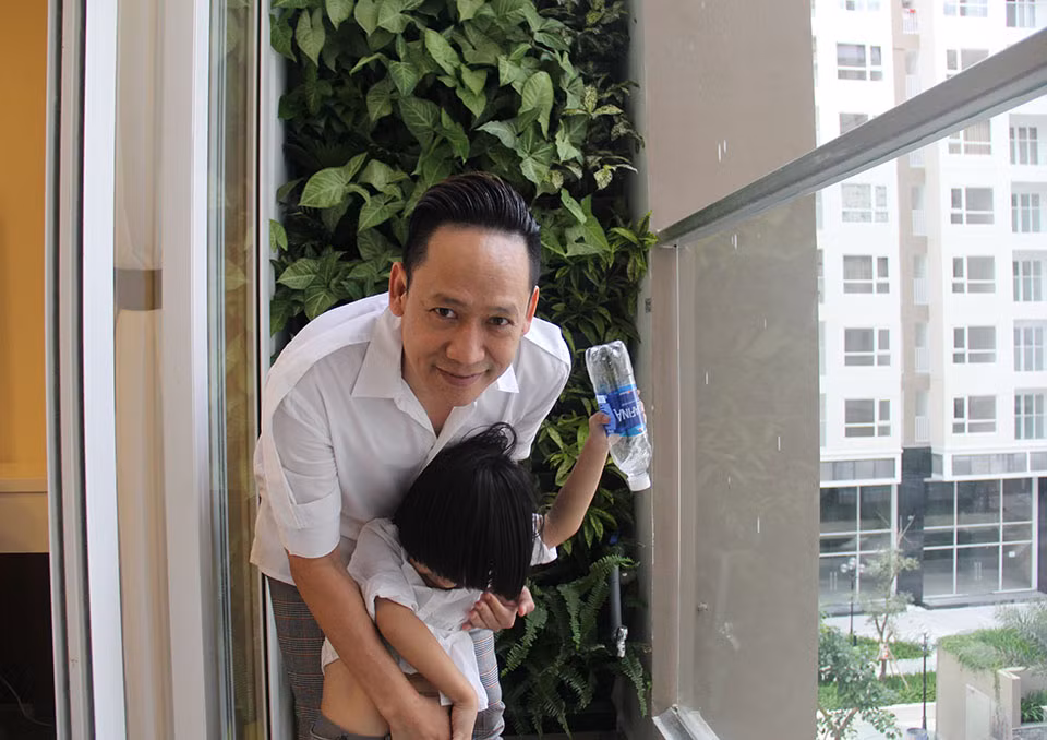 Khu vực ban công có mảng tường màu xanh mát mắt. Ảnh: Giadinhnet
