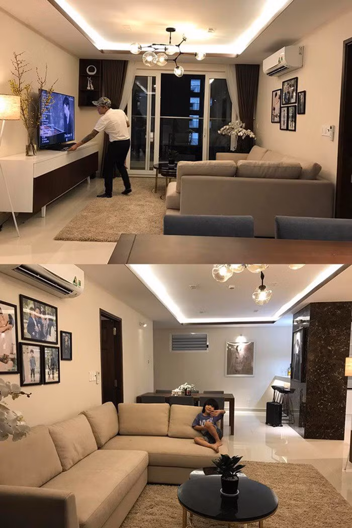 Không gian phòng khách rộng rãi với ghế sofa, mảng tường phía sau trang trí bằng các bức ảnh gia đình. Ảnh: Giadinhnet.