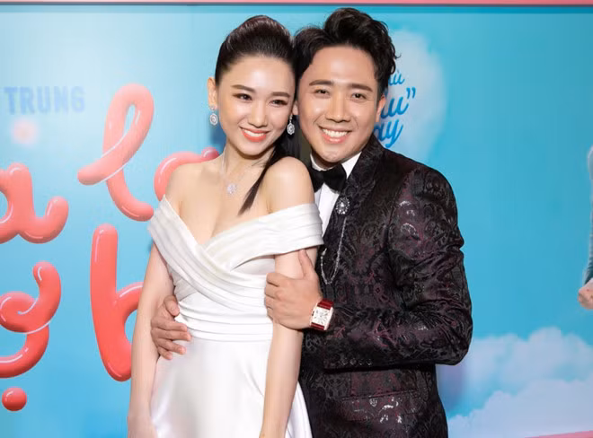 Mức cát-xê của Hari Won khi dẫn game show cũng không kém Trấn Thành. Ước tính, Hari Won thu về vài trăm triệu một tháng nhờ công việc này. Video: Video: Kêu gọi từ thiện, Trấn Thành bị xúc phạm. Nguồn: VTC 9.