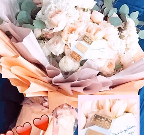 Dịp Valentine 2019, Ngọc Trinh bất ngờ nhân món quà là bó hoa cùng ba cây vàng từ bạn trai bí mật. Ảnh: Baodautu.
