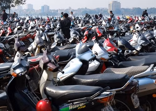 Trông giữ ngày Tết là một dịch vụ khá đơn giản nhưng lại rất hút khách và kiếm bộn tiền vào dịp Tết. Người người, nhà nhà rủ nhau đi lễ hội, đi chơi, nhu cầu giữ xe tăng cao.